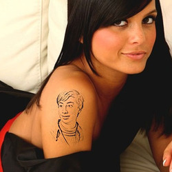 Foto efecto - Tatuaje en el brazo de la muchacha encantadora