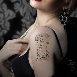 Foto efecto - Tatuaje de la muchacha encantadora