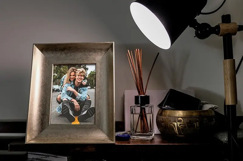 Efeito de foto - Bronze photo frame under the light of a lamp