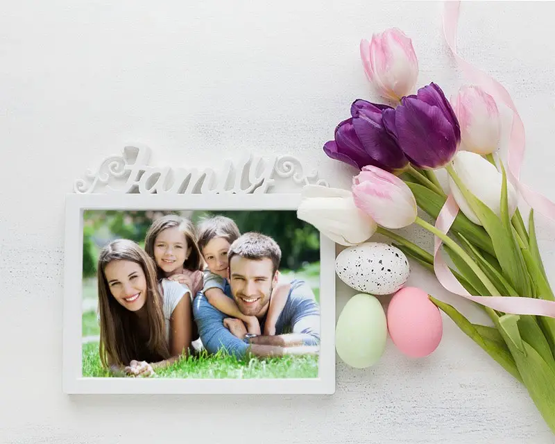 Effet photo - Easter family frame with tulips and eggs