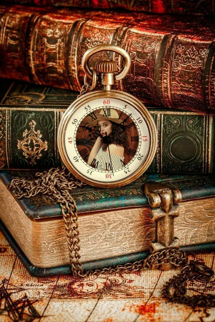 Effet photo - Vintage books with a vintage watch
