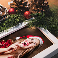 Efeito de foto - Christmas frame decorated with cones