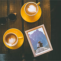 Efeito de foto - Cappuccino with hearts in yellow cups