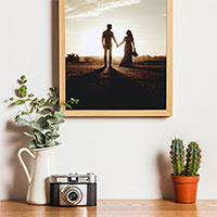 Efeito de foto - Wooden photo frame on the white wall
