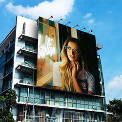 Foto efecto - Advertisement on the building