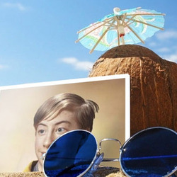 Фотоэффект - Кокос и солнцезащитные очки на пляже