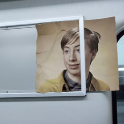 Efeito de foto - Anúncio amassado no vagão do metrô