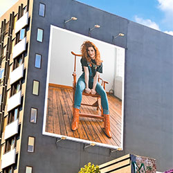 Efeito de foto - Huge billboard with a picture of you