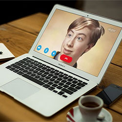 Foto efecto - MacBook Air. Videollamada