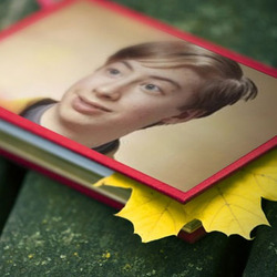 Фотоэффект - Осенний кленовый лист на столе