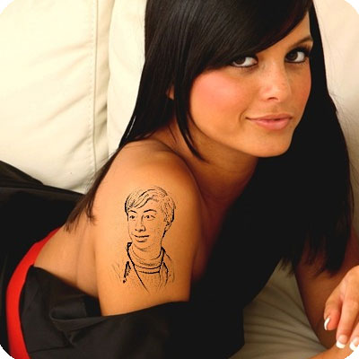 Foto efecto - Tatuaje en el brazo de la muchacha encantadora