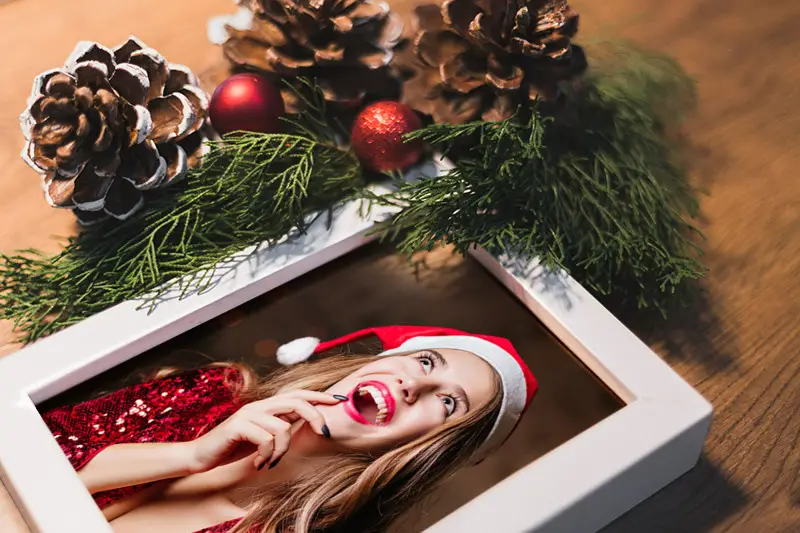 Фотоефект - Christmas frame decorated with cones