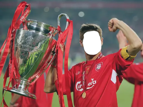 Sus fotos - Fútbol. Steven Gerrard con un trofeo